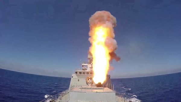 Russian frigate Admiral Essen launches Kalibr cruise missiles at ISIS facilities (the Islamic State international terrorist organization banned in Russia) near Palmyra - Sputnik International