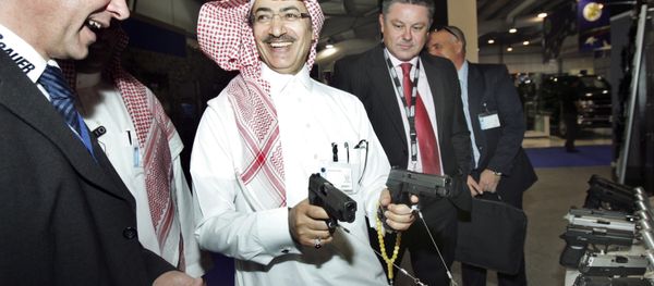 Mahmoud Al-Gahtani of Saudi Arabia, center, inspects guns during the opening of the Special Operations Forces Exhibition and Conference (SOFEX) held at the King Abdullah I airbase located near Amman in Jordan - Sputnik International