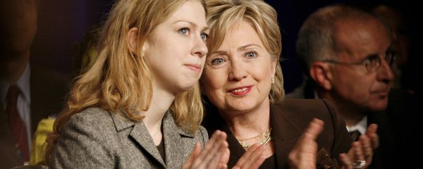 Chelsea Clinton, left, and her mother, former Democratic presidential candidate Hillary Clinton - Sputnik International