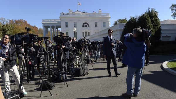 Journalists wait outside the West Wing of the White House in Washington Journalists wait outside the West Wing of the White House in Washington - Sputnik International