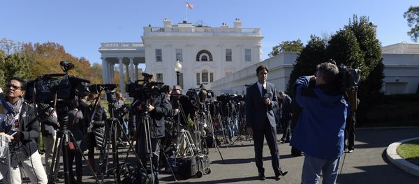 Journalists wait outside the West Wing of the White House in Washington Journalists wait outside the West Wing of the White House in Washington - Sputnik International
