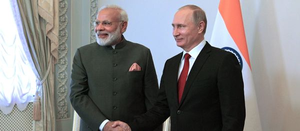 Russian President Vladimir Putin and Indian Prime Minister Narendra Modi, left, during their meeting at St. Petersburg International Economic Forum 2017 in Konstantinovsky Palace in Strelna - Sputnik International