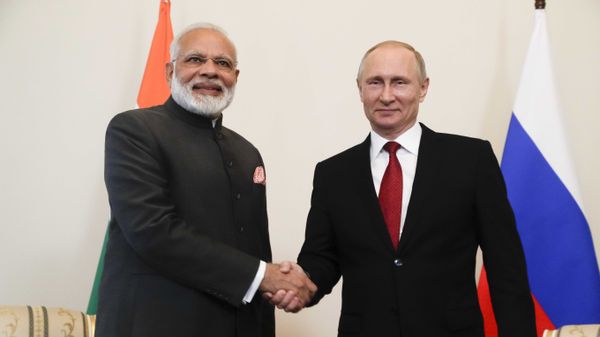 Russian President Vladimir Putin (R) shakes hands with Indian Prime Minister Narendra Modi during a meeting on the sidelines of the St. Petersburg International Economic Forum (SPIEF), Russia Russian President Vladimir Putin (R) shakes hands with Indian Prime Minister Narendra Modi during a meeting on the sidelines of the St. Petersburg International Economic Forum (SPIEF), Russia - Sputnik International