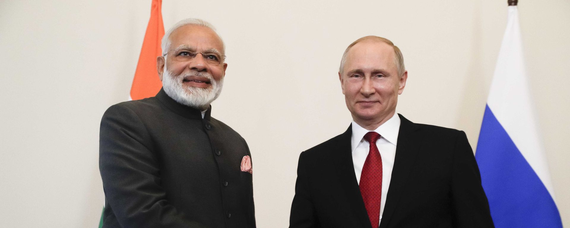 Russian President Vladimir Putin (R) shakes hands with Indian Prime Minister Narendra Modi during a meeting on the sidelines of the St. Petersburg International Economic Forum (SPIEF), Russia Russian President Vladimir Putin (R) shakes hands with Indian Prime Minister Narendra Modi during a meeting on the sidelines of the St. Petersburg International Economic Forum (SPIEF), Russia - Sputnik International, 1920, 06.12.2021