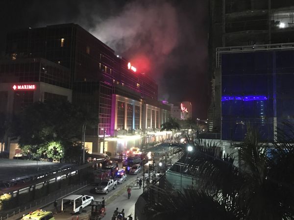 Smoke rises from the Resorts World Manila complex early Friday, June 2, 2017 in Manila, Philippines. - Sputnik International
