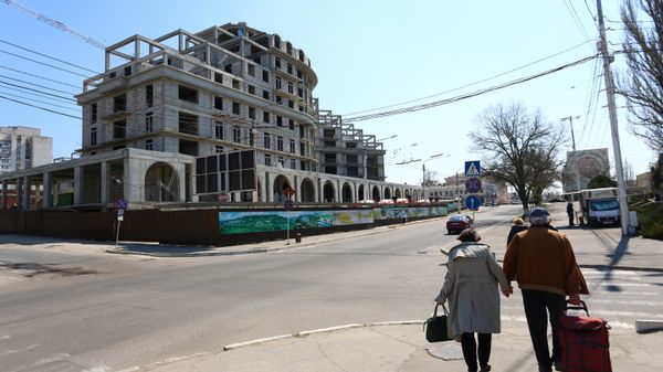 A couple walks in Tiraspol, capital of self-proclaimed Moldovan Republic of Transnistria on April 3, 2017. A couple walks in Tiraspol, capital of self-proclaimed Moldovan Republic of Transnistria on April 3, 2017. - Sputnik International