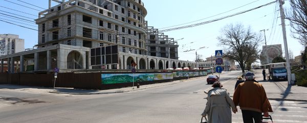 A couple walks in Tiraspol, capital of self-proclaimed Moldovan Republic of Transnistria on April 3, 2017. A couple walks in Tiraspol, capital of self-proclaimed Moldovan Republic of Transnistria on April 3, 2017. - Sputnik International