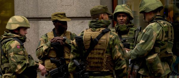 Soldiers stand guard by a cordon on Norway's government headquarters, Oslo - Sputnik International