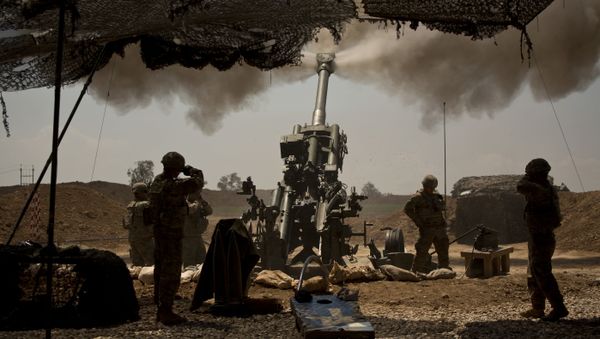 In this April 17, 2017 file photo, U.S. soldiers from the 82nd Airborne Division fire artillery in support of Iraqi forces fighting Islamic State militants from their base east of Mosul. - Sputnik International