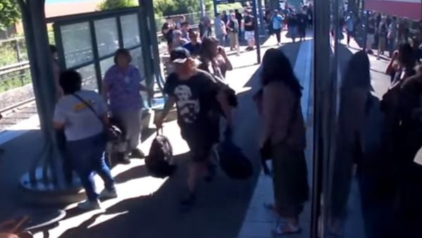 Surveillance video showing a man police believe to the person who stole a wedding ring and backpack from Rick Best, who was stabbed to death defending two young women from a racist attack in Portland, - Sputnik International