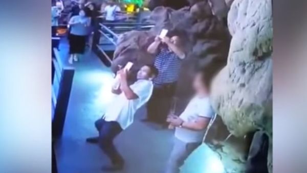 Chinese tourist kicks down 10 million-year-old stalagmite - Sputnik International
