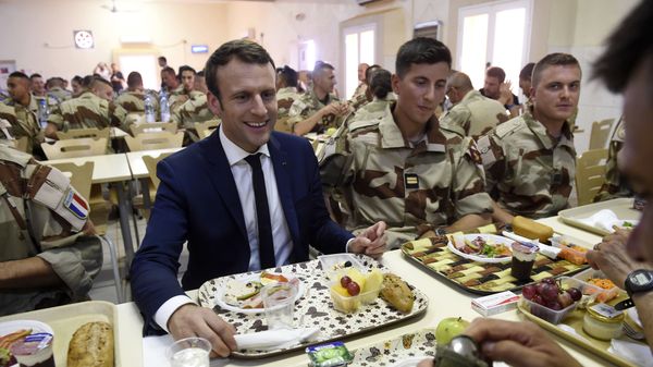 French President Emmanuel Macron (C) has a lunch break with French troops during his visit to France's Barkhane counter-terrorism operation in Africa's Sahel region in Gao, northern Mali, on May 19, 2017. - Sputnik International