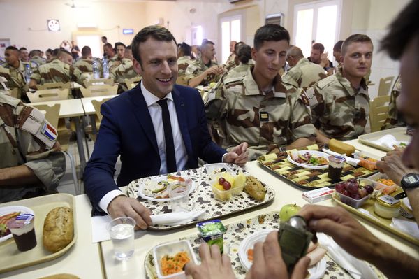 French President Emmanuel Macron (C) has a lunch break with French troops during his visit to France's Barkhane counter-terrorism operation in Africa's Sahel region in Gao, northern Mali, on May 19, 2017.  - Sputnik International