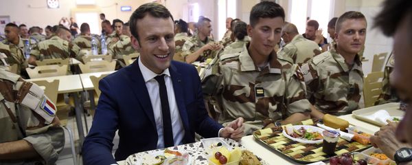 French President Emmanuel Macron (C) has a lunch break with French troops during his visit to France's Barkhane counter-terrorism operation in Africa's Sahel region in Gao, northern Mali, on May 19, 2017. French President Emmanuel Macron (C) has a lunch break with French troops during his visit to France's Barkhane counter-terrorism operation in Africa's Sahel region in Gao, northern Mali, on May 19, 2017. - Sputnik International