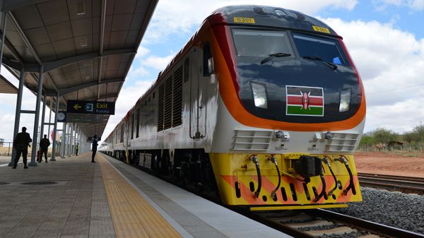 One of Kenya's newly acquired standard gauge rail locomotive, carrying Kenyan President pulls into Voi railway station on May 31, 2017 in Voi, during an inaugural ride on Kenya's new standard gauge railway from the coastal city of Mombasa to the capital, Nairobi. One of Kenya's newly acquired standard gauge rail locomotive, carrying Kenyan President pulls into Voi railway station on May 31, 2017 in Voi, during an inaugural ride on Kenya's new standard gauge railway from the coastal city of Mombasa to the capital, Nairobi. - Sputnik International