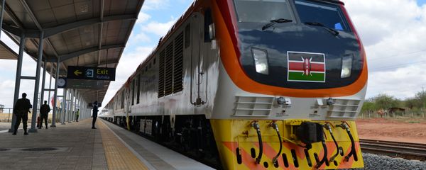 One of Kenya's newly acquired standard gauge rail locomotive, carrying Kenyan President pulls into Voi railway station on May 31, 2017 in Voi, during an inaugural ride on Kenya's new standard gauge railway from the coastal city of Mombasa to the capital, Nairobi. One of Kenya's newly acquired standard gauge rail locomotive, carrying Kenyan President pulls into Voi railway station on May 31, 2017 in Voi, during an inaugural ride on Kenya's new standard gauge railway from the coastal city of Mombasa to the capital, Nairobi. - Sputnik International