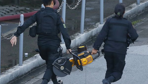SWAT members of the Philippine National Police rush towards the Resorts World Manila complex with a chain saw in suburban Pasay city, southeast of Manila, Philippines Friday, June 2, 2017 - Sputnik International