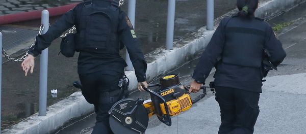 SWAT members of the Philippine National Police rush towards the Resorts World Manila complex with a chain saw in suburban Pasay city, southeast of Manila, Philippines Friday, June 2, 2017 SWAT members of the Philippine National Police rush towards the Resorts World Manila complex with a chain saw in suburban Pasay city, southeast of Manila, Philippines Friday, June 2, 2017 - Sputnik International