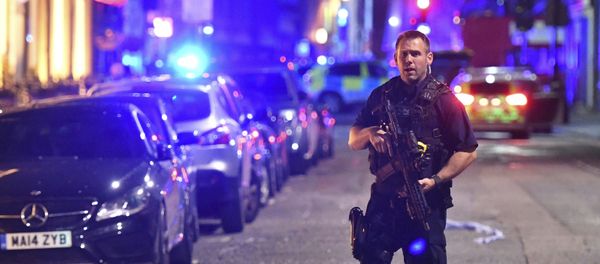 An armed police stands on Borough High Street as police are dealing with an incident on London Bridge in London, Saturday, June 3, 2017. - Sputnik International