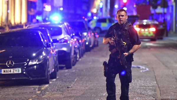 An armed police stands on Borough High Street as police are dealing with an incident on London Bridge in London, Saturday, June 3, 2017. - Sputnik International