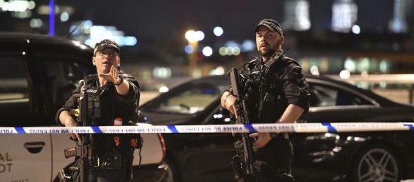 Armed Police officers stand guard on London Bridge in central London, Saturday, June 3, 2017. - Sputnik International