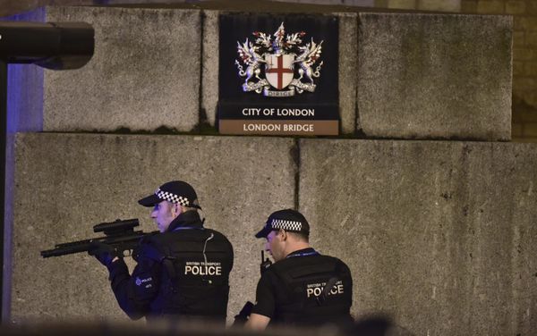 An armed Police officer looks through his weapon on London Bridge in London, Saturday, June 3, 2017. - Sputnik International