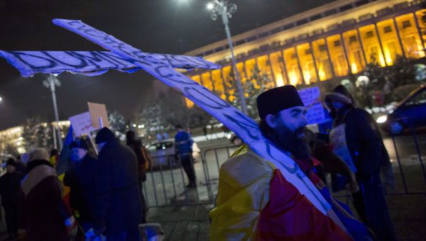 Protesters gather in front of the government building in Bucharest, Romania, Friday, Feb. 10, 2017 - Sputnik International