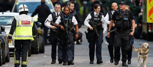 Armed police officers walk outside Borough Market after an attack left 6 people dead and dozens injured in London, Britain, June 4, 2017 - Sputnik International