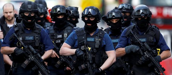 Armed police officers walk near Borough Market after an attack left 7 people dead and dozens injured in London, Britain, June 4, 2017 - Sputnik International
