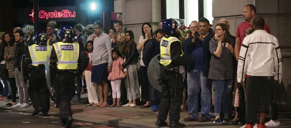 Guests from the Premier Inn Bankside Hotel are evacuated and kept in a group with police on Upper Thames Street following an attack in central London, Saturday, June 3, 2017 - Sputnik International
