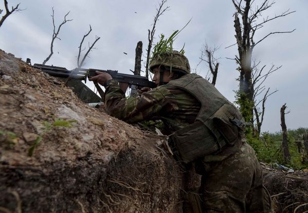 A Ukrainian serviceman fires a machine-gun at his position on the front line at the industrial zone of the government-held town of Avdiyivka, Ukraine, May 22, 2017 - Sputnik International