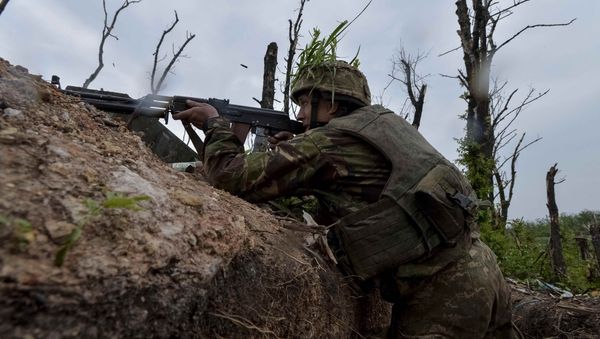 A Ukrainian serviceman fires a machine-gun at his position on the front line at the industrial zone of the government-held town of Avdiyivka, Ukraine, May 22, 2017 A Ukrainian serviceman fires a machine-gun at his position on the front line at the industrial zone of the government-held town of Avdiyivka, Ukraine, May 22, 2017 - Sputnik International