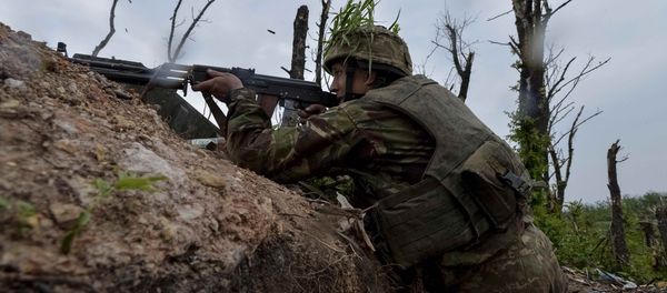 A Ukrainian serviceman fires a machine-gun at his position on the front line at the industrial zone of the government-held town of Avdiyivka, Ukraine, May 22, 2017 A Ukrainian serviceman fires a machine-gun at his position on the front line at the industrial zone of the government-held town of Avdiyivka, Ukraine, May 22, 2017 - Sputnik International