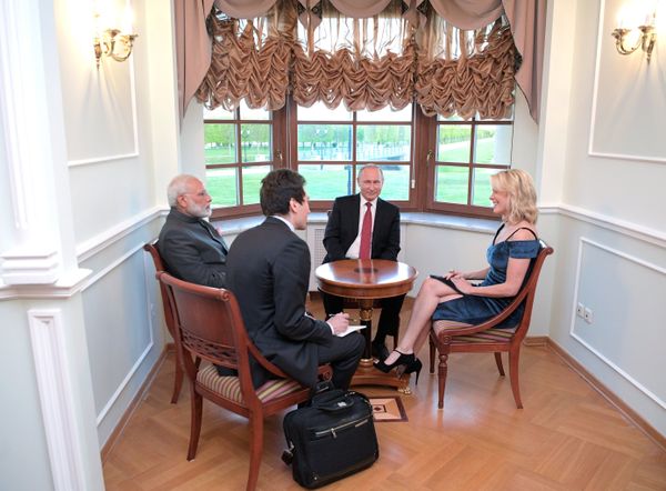 June 1, 2017. Russian President Vladimir Putin and Indian Prime Minister Narendra Modi, left, talk to US journalist and NBC anchor Megyn Kelly, right, in the Constantine Palace in Strelna - Sputnik International