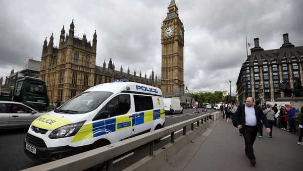 Pedestrians walk past barriers on Westminster Bridge, in central London June 5, 2017. - Sputnik International
