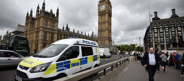 Pedestrians walk past barriers on Westminster Bridge, in central London June 5, 2017. Pedestrians walk past barriers on Westminster Bridge, in central London June 5, 2017. - Sputnik International