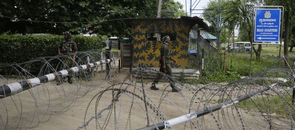 An Indian paramilitary soldier guards at the entarce of his base in Sumbal, 30 kilometers (19 miles) from Srinagar, Indian controlled Kashmir, Monday, June. 5, 2017 - Sputnik International