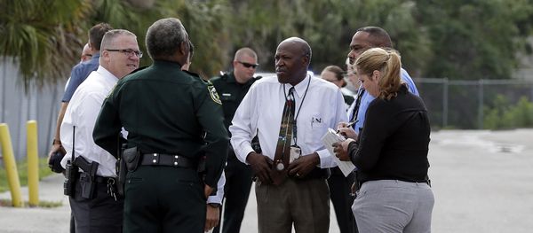 Authorities confer near the scene of a shooting where they said there were multiple fatalities in an industrial area near Orlando, Fla., Monday, June 5, 2017 Authorities confer near the scene of a shooting where they said there were multiple fatalities in an industrial area near Orlando, Fla., Monday, June 5, 2017 - Sputnik International