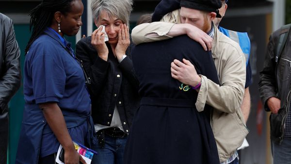 People react in front of floral tributes on the south side of London Bridge near Borough Market after an attack left 7 people dead and dozens of injured in London, Britain, June 5, 2017. - Sputnik International