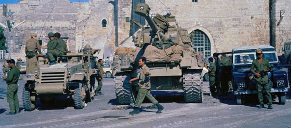 Israeli tanks pause in Bethlehem, June 1967 - Sputnik International