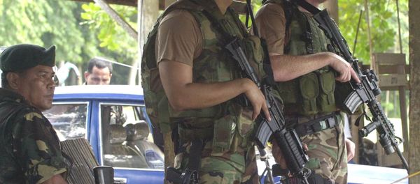 Two U.S. Army Special Forces clutch their M4 carbine beside their Filipino counterpart as they man a checkpoint at the entry of a military base Two U.S. Army Special Forces clutch their M4 carbine beside their Filipino counterpart as they man a checkpoint at the entry of a military base - Sputnik International