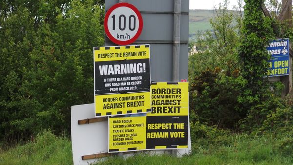 Border road posters and signs - Sputnik International