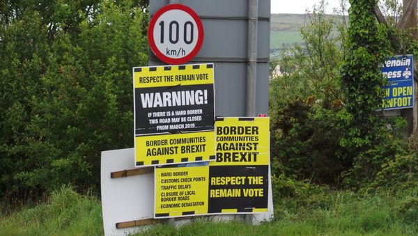 Border road posters and signs - Sputnik International