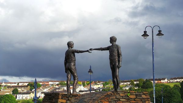 Hands Across the Divide monument in Derry - Sputnik International