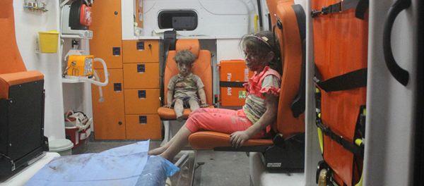 5-year-old Omran Daqneesh and his sister sit in an ambulance after being pulled out of a building hit by an airstrike in Aleppo, Syria, on Aug. 17, 2016 - Sputnik International