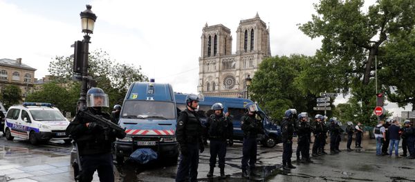 French police stand at the scene of a shooting incident near the Notre Dame Cathedral in Paris, France, June 6, 2017 - Sputnik International