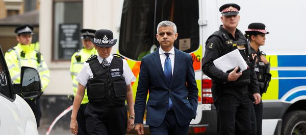 Mayor of London Sadiq Khan and Metropolitan Police Commissioner Cressida Dick visit the scene of the attack on London Bridge and Borough Market which left 7 people dead and dozens of injured in central London, Britain, June 5, 2017 - Sputnik International