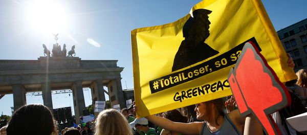 People hold banners as they protest next to the Brandenburg Gate, beside the U.S. embassy, against the U.S. withdrawal from the Paris climate change deal, in Berlin, Germany, June 2, 2017 People hold banners as they protest next to the Brandenburg Gate, beside the U.S. embassy, against the U.S. withdrawal from the Paris climate change deal, in Berlin, Germany, June 2, 2017 - Sputnik International