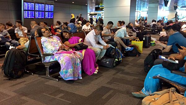 Passengers of cancelled flights wait in Hamad International Airport (HIA) in Doha, Qatar, Tuesday, June 6, 2017 - Sputnik International