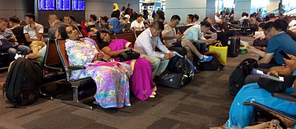 Passengers of cancelled flights wait in Hamad International Airport (HIA) in Doha, Qatar, Tuesday, June 6, 2017 Passengers of cancelled flights wait in Hamad International Airport (HIA) in Doha, Qatar, Tuesday, June 6, 2017 - Sputnik International